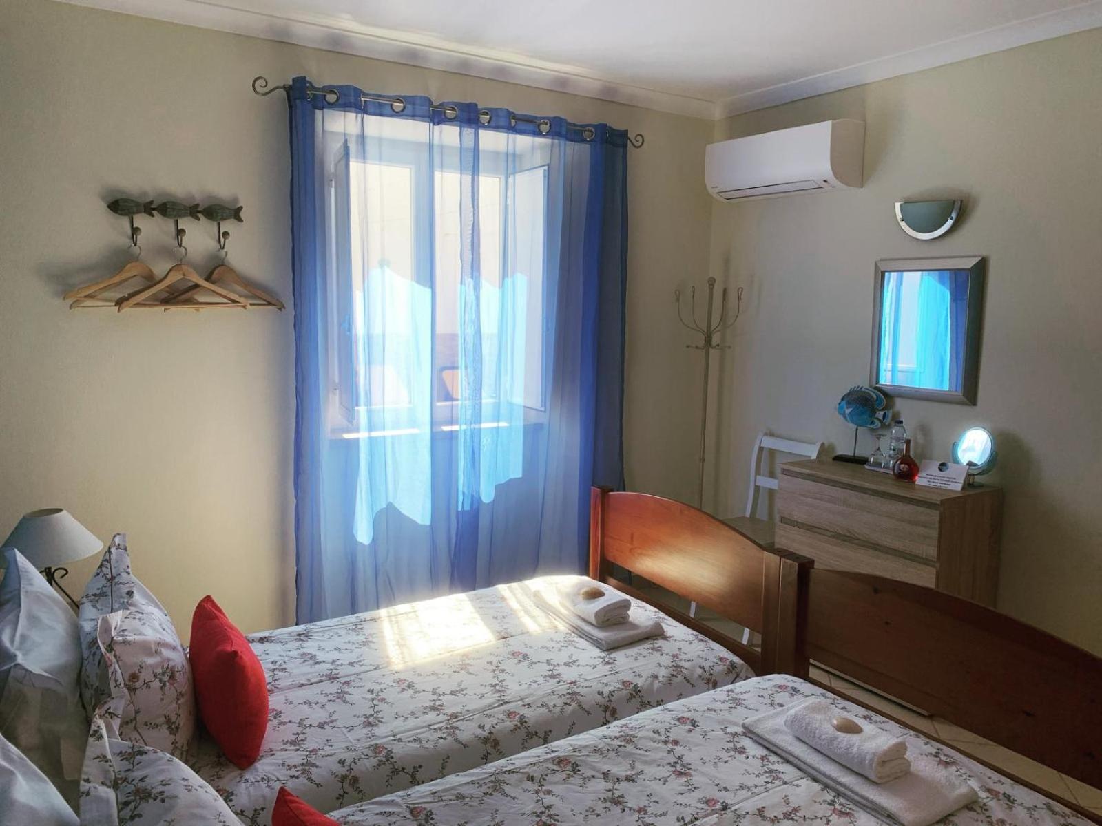 Blue Moon Guesthouse Lagos Bagian luar foto