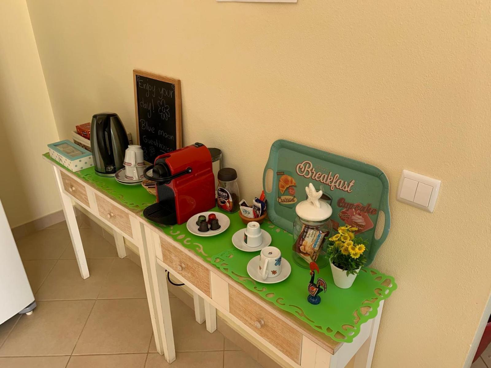Blue Moon Guesthouse Lagos Bagian luar foto
