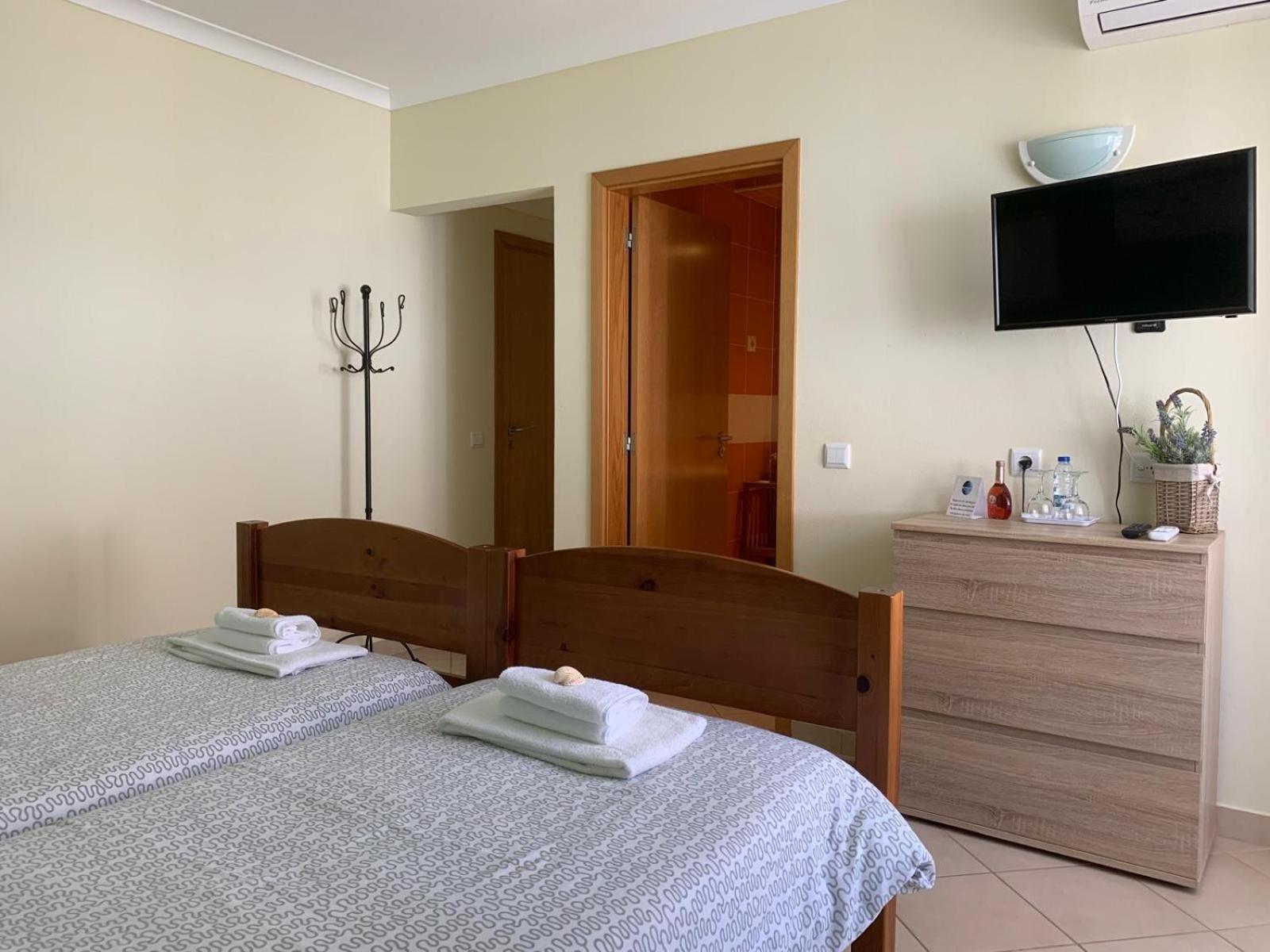 Blue Moon Guesthouse Lagos Bagian luar foto