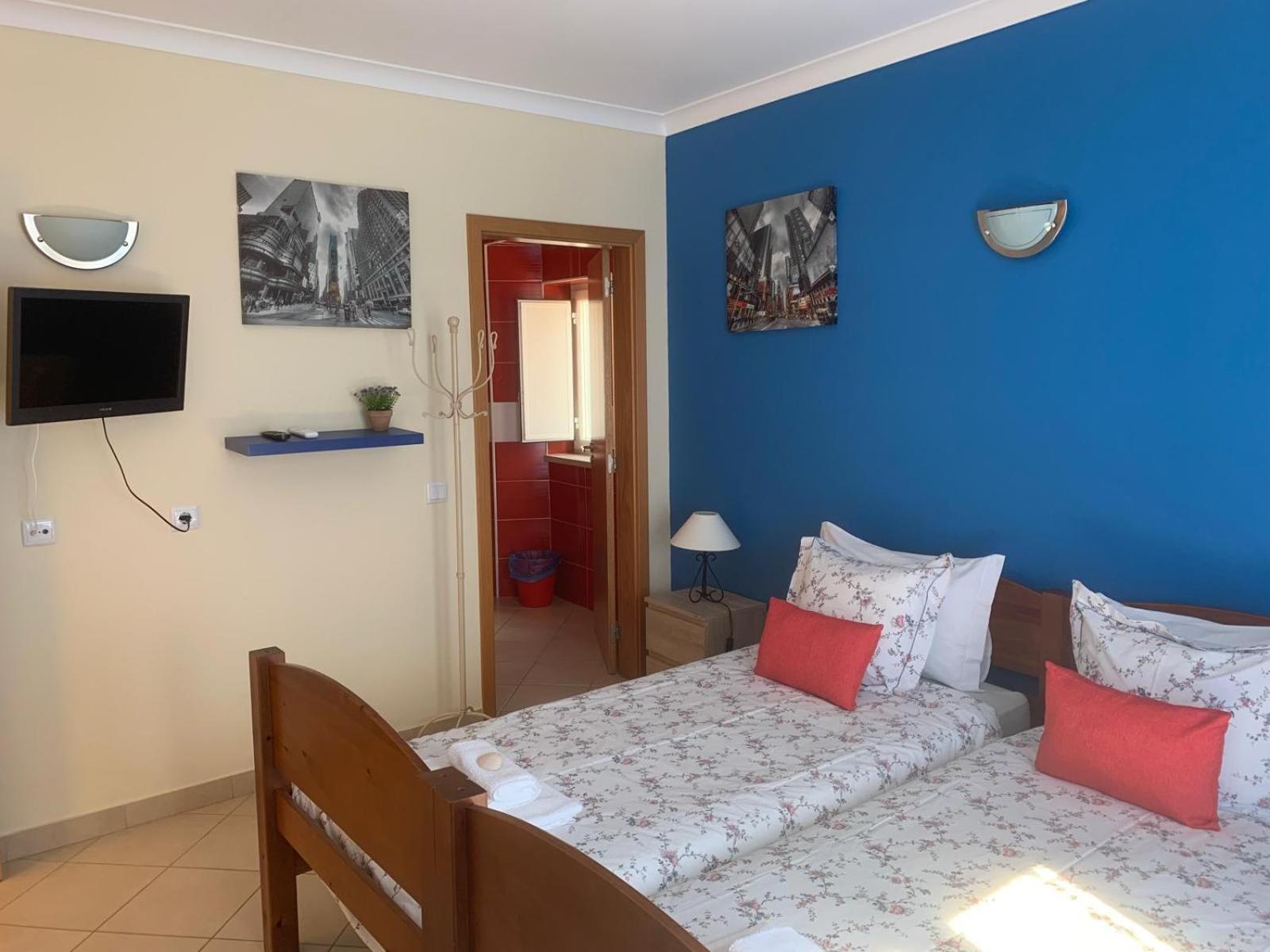 Blue Moon Guesthouse Lagos Bagian luar foto