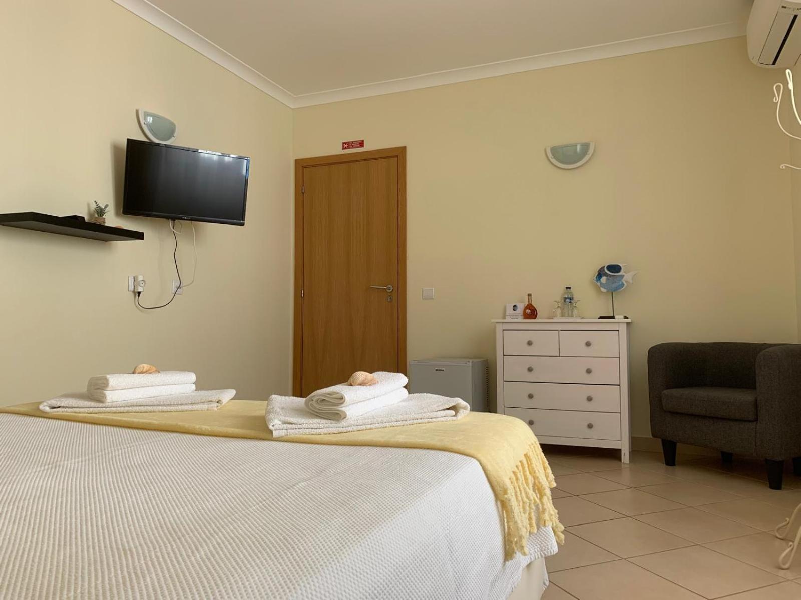 Blue Moon Guesthouse Lagos Bagian luar foto