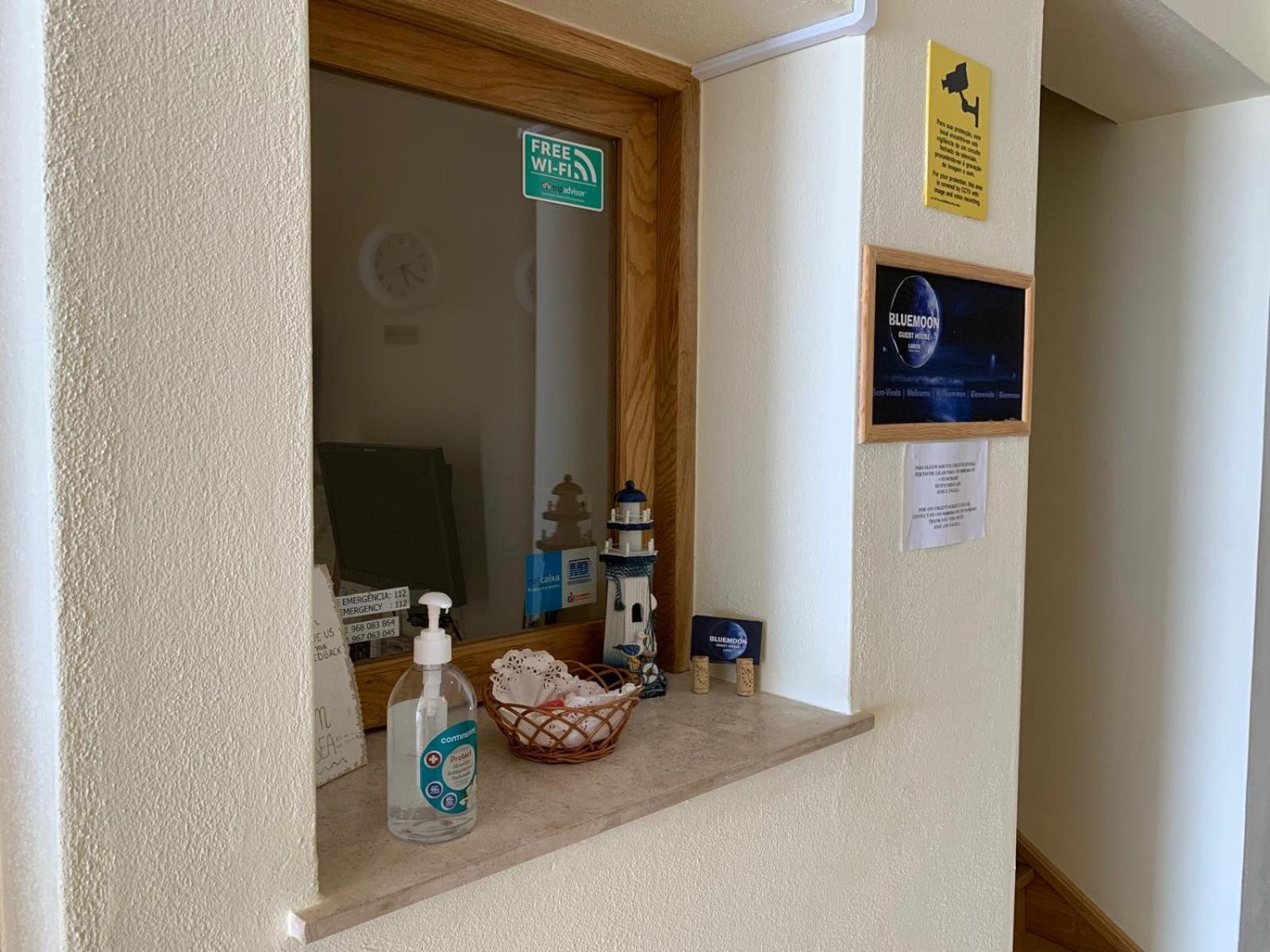 Blue Moon Guesthouse Lagos Bagian luar foto